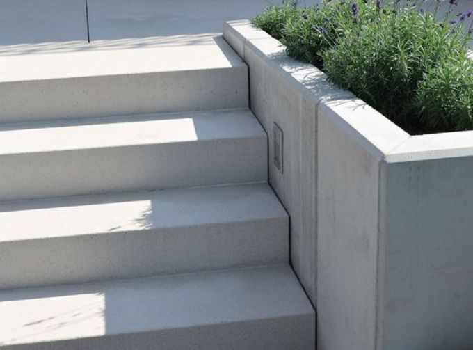 Betonowy murek oporowy obok betonowych stopnic